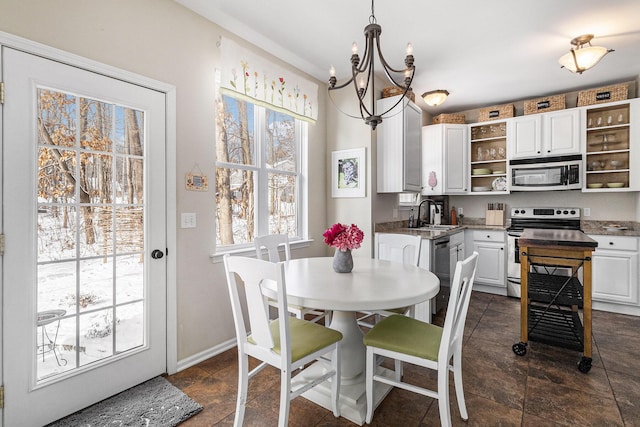 dining area featuring sink and an inviting chandelier