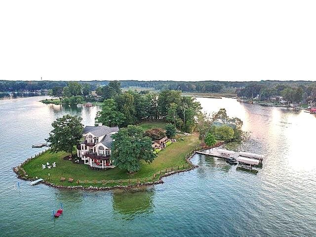 bird's eye view with a water view