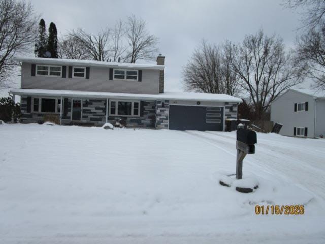 view of front facade featuring a garage