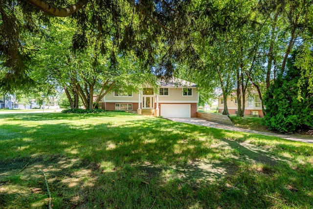 view of front of property featuring a front lawn and a garage