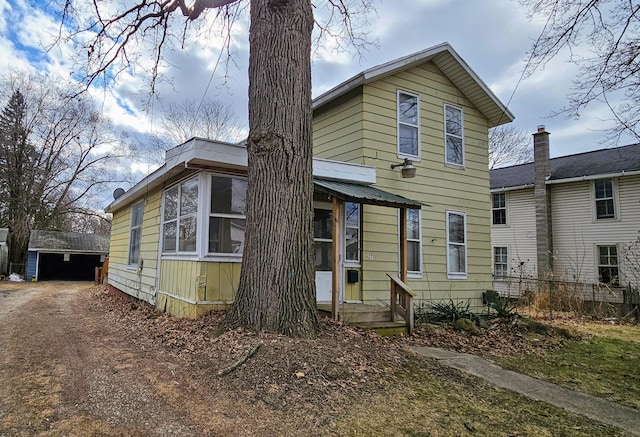 view of front facade with entry steps and driveway