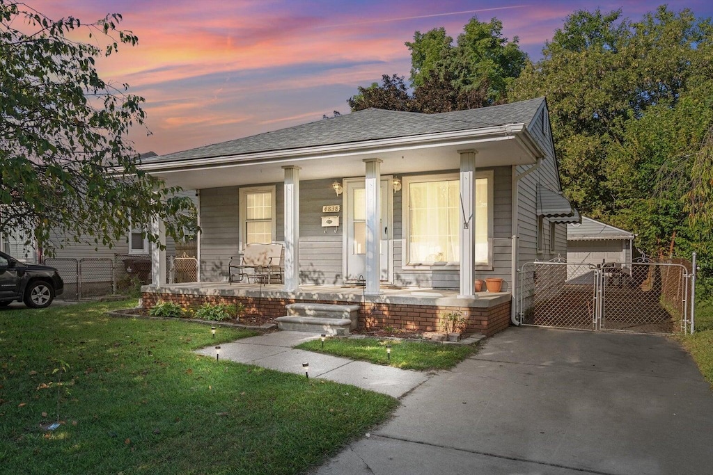 view of front of home featuring a porch and a yard