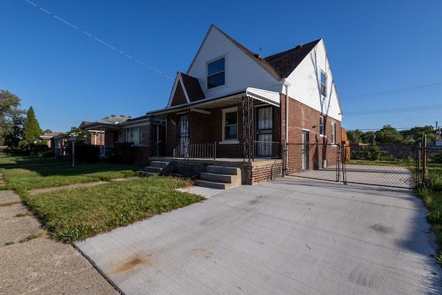 view of front facade with a front lawn and covered porch