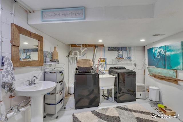 laundry area featuring sink and washing machine and dryer