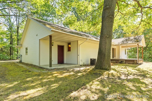 view of front of home featuring a front yard and central AC unit