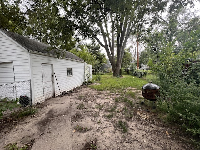 view of yard featuring an outdoor fire pit