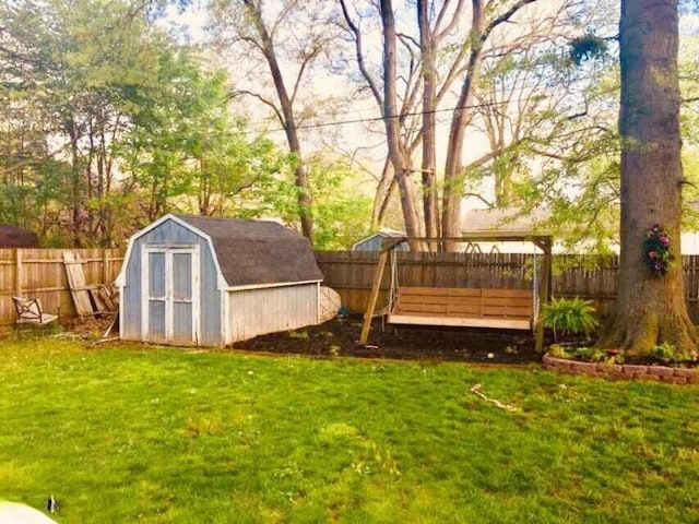 view of yard with a shed