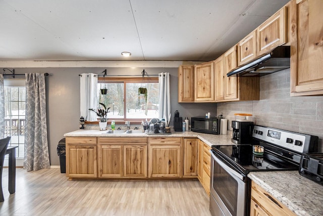 kitchen with tasteful backsplash, stainless steel electric range oven, sink, and light wood-type flooring