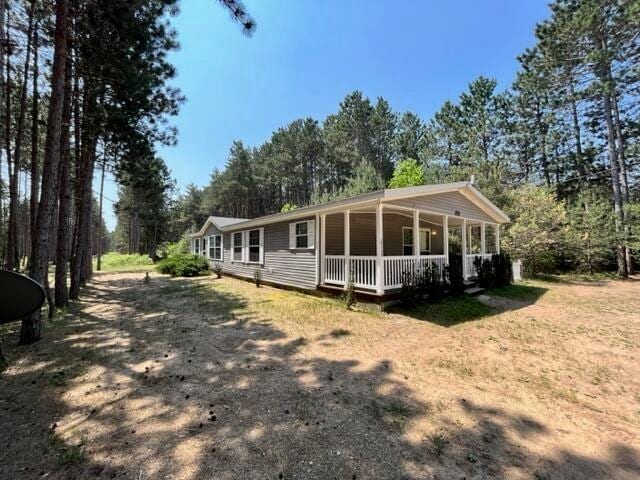 view of front of property featuring a front yard and a porch