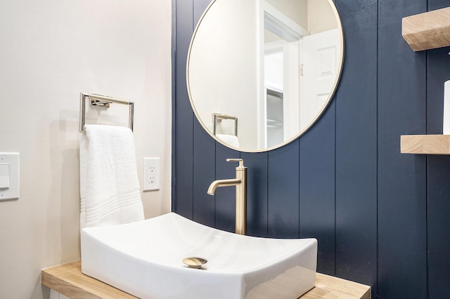 bathroom featuring sink