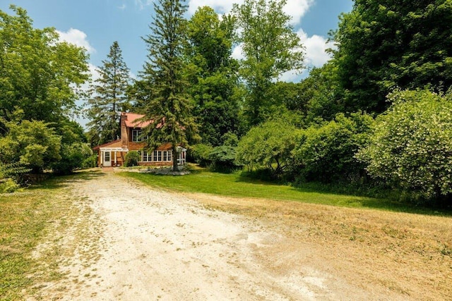 view of front facade featuring a front lawn