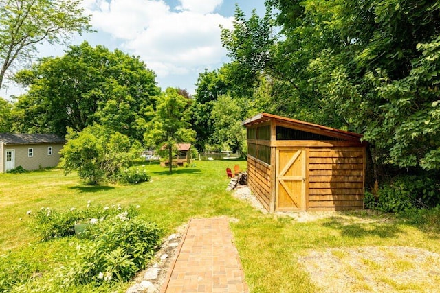 view of yard featuring a storage shed