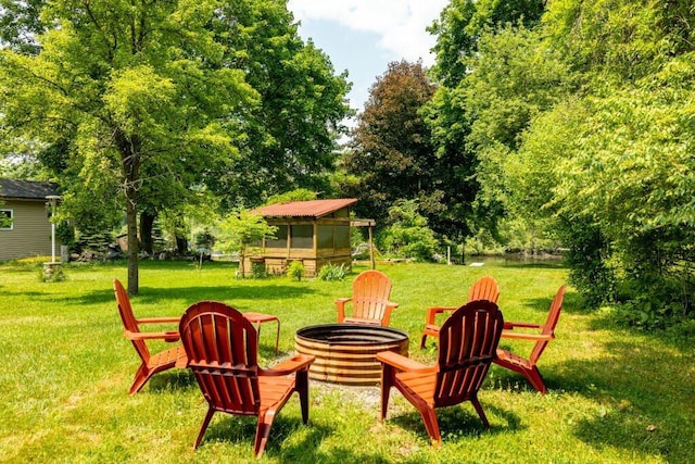 view of yard featuring an outdoor fire pit