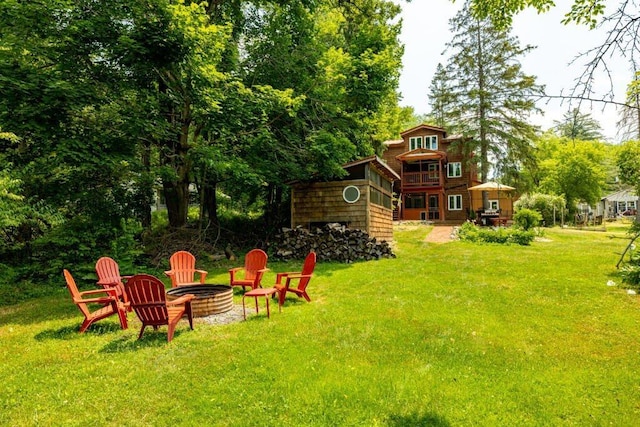 view of yard featuring a fire pit