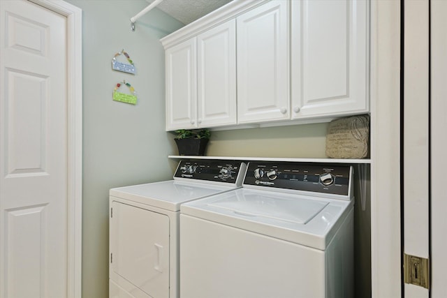 laundry room featuring a textured ceiling, cabinets, and independent washer and dryer