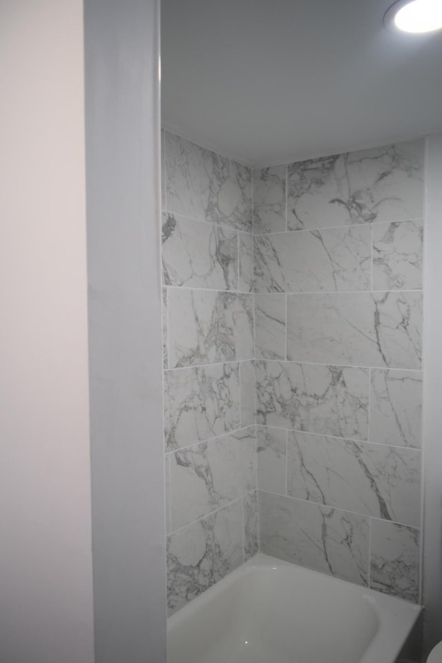 bathroom with tiled shower / bath combo