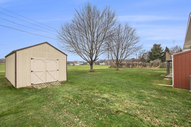 view of yard featuring a storage unit