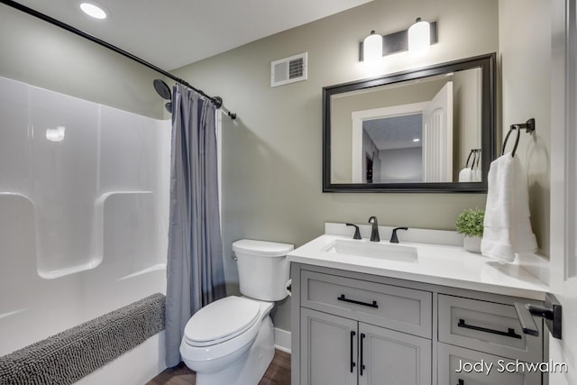 full bathroom featuring visible vents, shower / bath combo with shower curtain, toilet, baseboards, and vanity