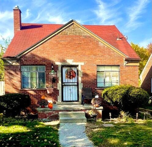 view of front facade with a front yard