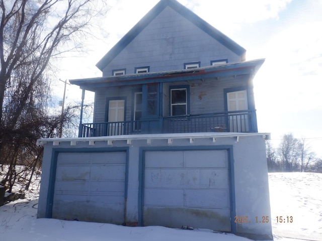 view of front of house featuring a garage