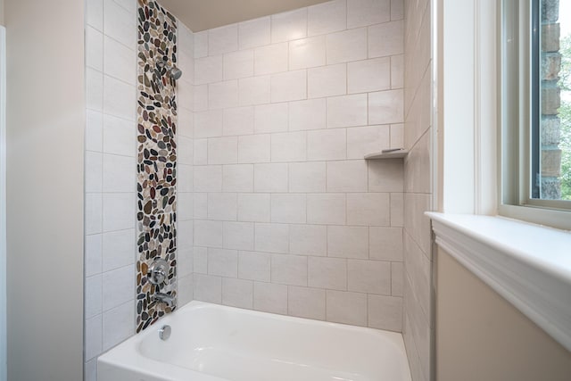 bathroom featuring tiled shower / bath