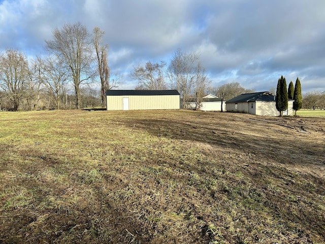 view of yard with an outbuilding