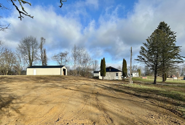 view of yard featuring a garage and an outdoor structure