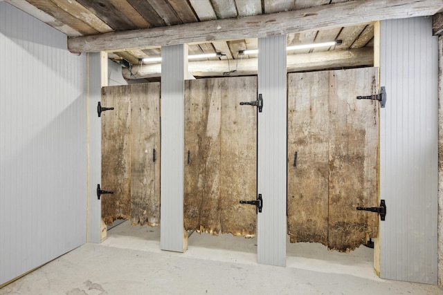 bathroom featuring concrete floors