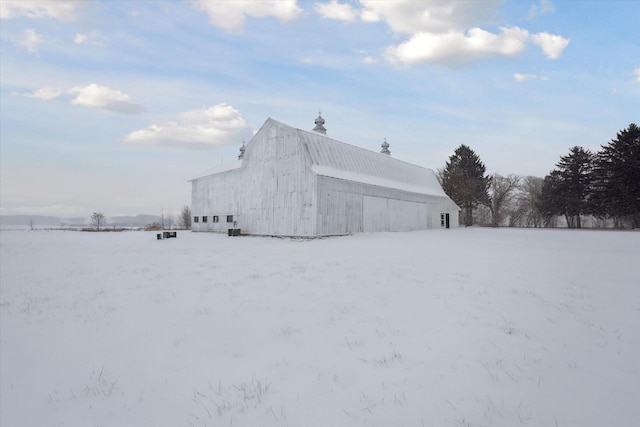 exterior space featuring an outbuilding