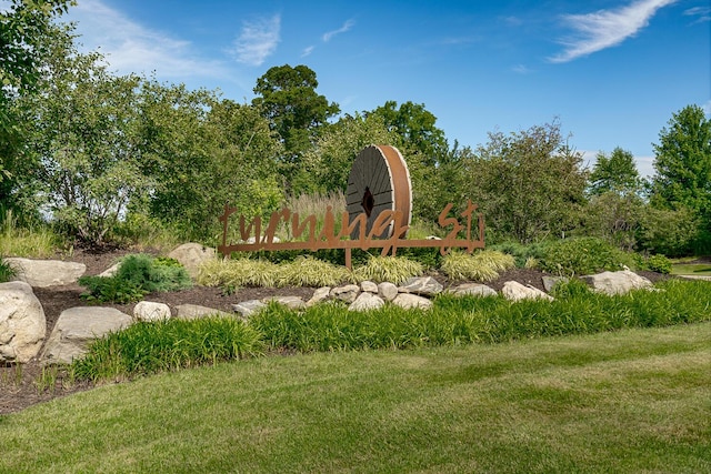 community / neighborhood sign featuring a yard