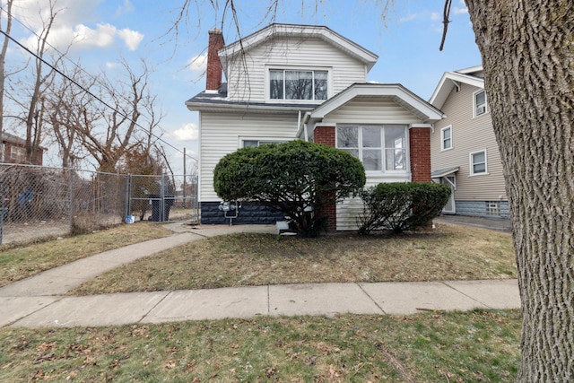 view of front facade featuring a front yard