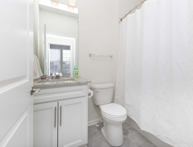 bathroom with a shower with curtain, vanity, and toilet