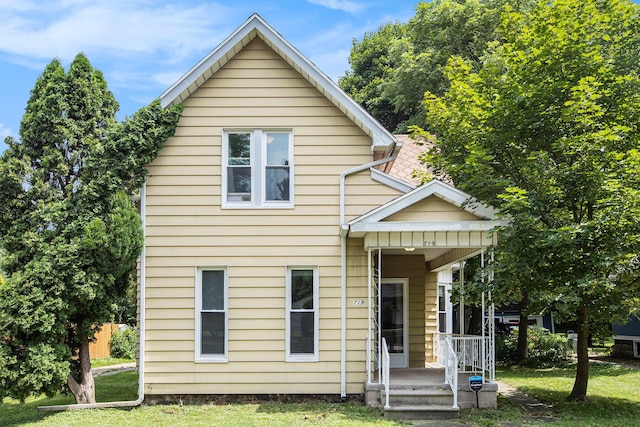 view of front facade featuring a front yard