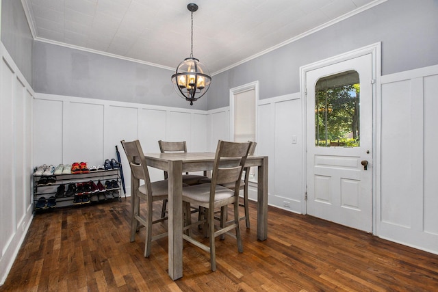 dining area featuring crown molding, dark hardwood / wood-style floors, and a notable chandelier