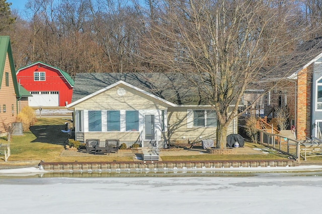 view of front facade featuring a front lawn