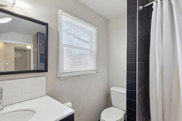 bathroom with tasteful backsplash, vanity, toilet, and a shower with curtain