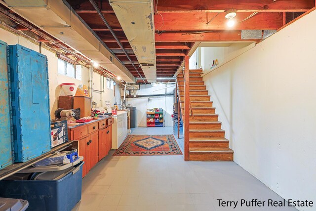 basement featuring independent washer and dryer