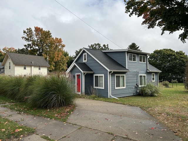 view of front of property with a front lawn