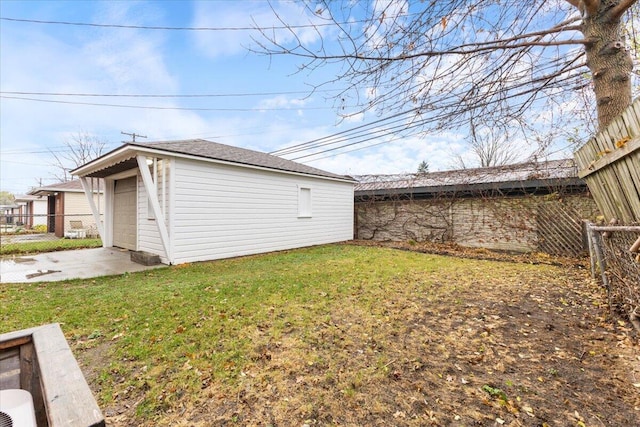 view of yard featuring a garage and an outdoor structure