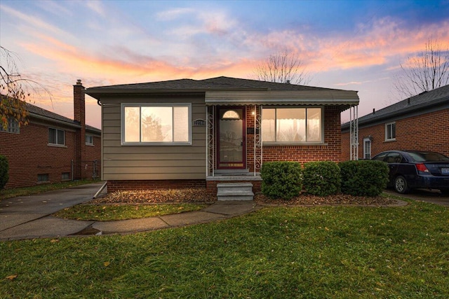 view of front of house featuring a yard