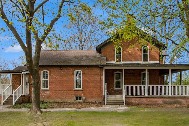 view of front of property featuring a front yard and covered porch