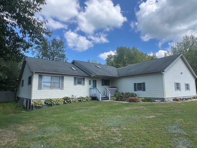 single story home with a front lawn