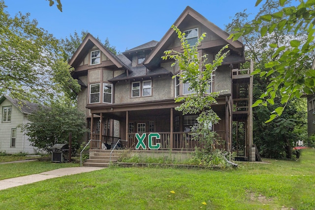 view of front of property featuring a front yard and covered porch