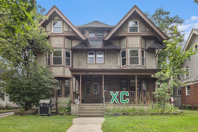 view of front facade with a front lawn and covered porch