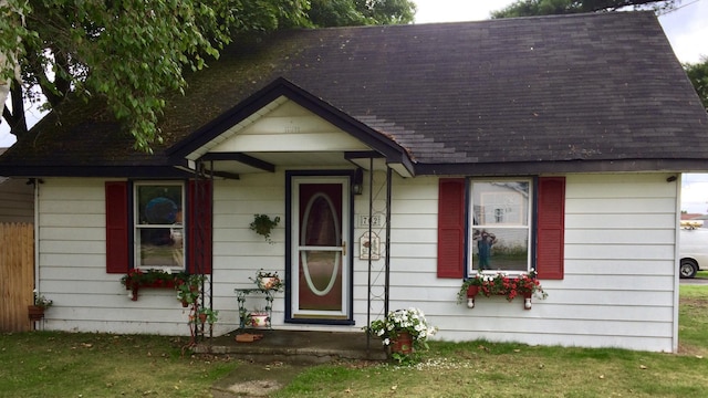 view of front of property featuring a front yard