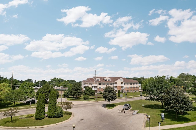 view of property's community featuring a lawn