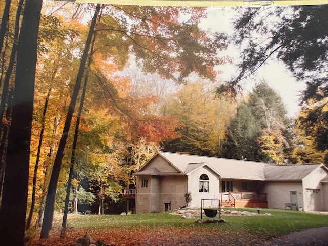 view of front of property featuring a front yard