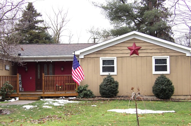 ranch-style house featuring a front lawn