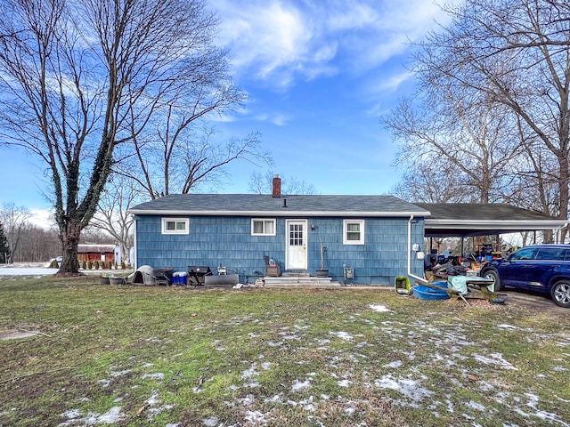 view of front of home featuring a carport and a front yard