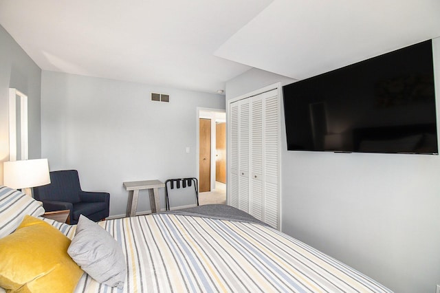 bedroom featuring carpet flooring and a closet